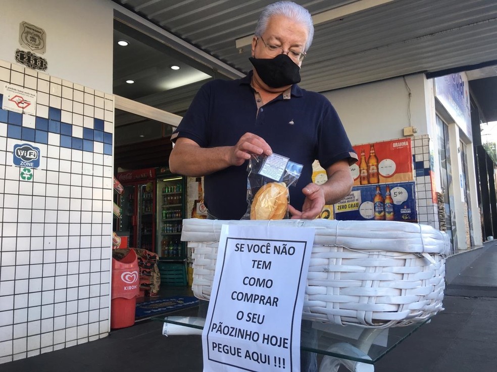 Dono de padaria doa pães a pessoas carentes em Dracena — Foto: Carlos Volpi/TV Fronteira