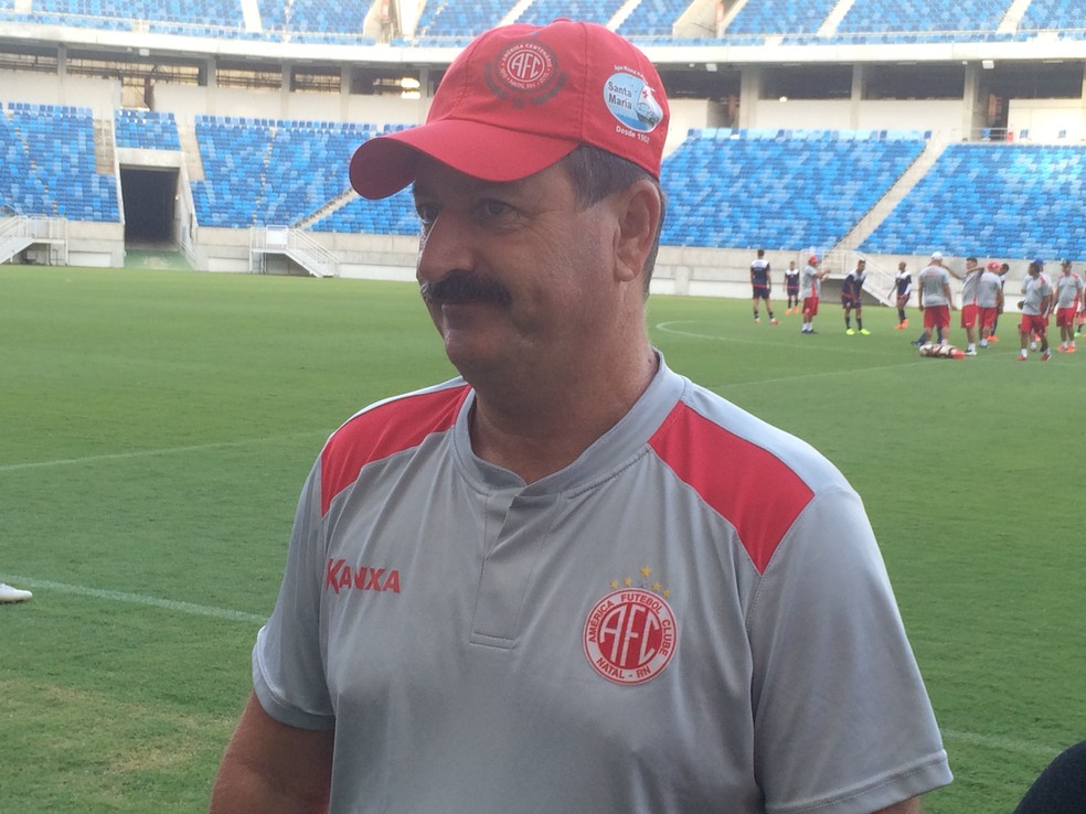 Apesar de ter escalação definida, Leandro Campos fecha treino do América-RN na Arena das Dunas. Variações foram testadas (Foto: Hugo Monte/GloboEsporte.com)