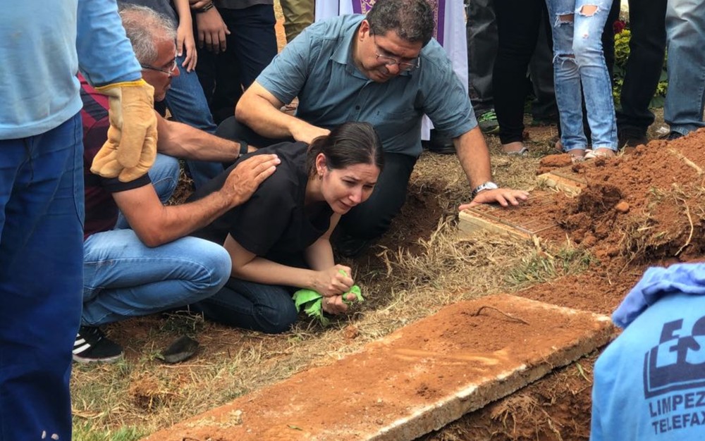 Mãe de João Vitor Gomes chora ao enterrar o corpo do filho (Foto: Danila Bernardes/ TV Anhanguera)