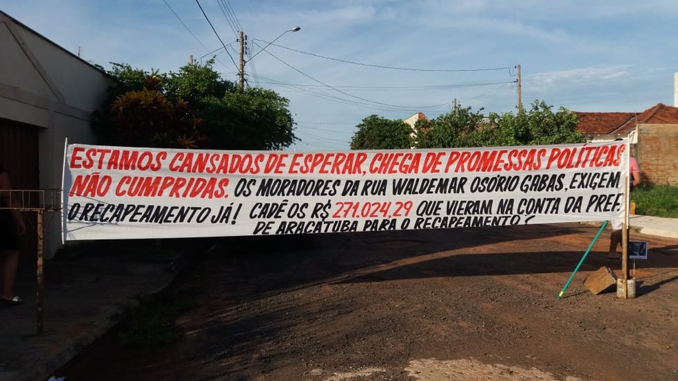 Moradores de Araçatuba protestaram por causa de atraso em obra de recape — Foto: Arquivo Pessoal