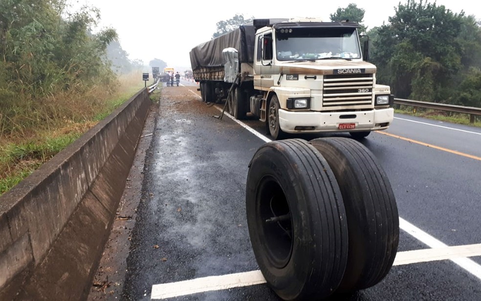 Carreta danificada em rodovia de Itapira (Foto: Guarda Municipal de Itapira/Divulgação)