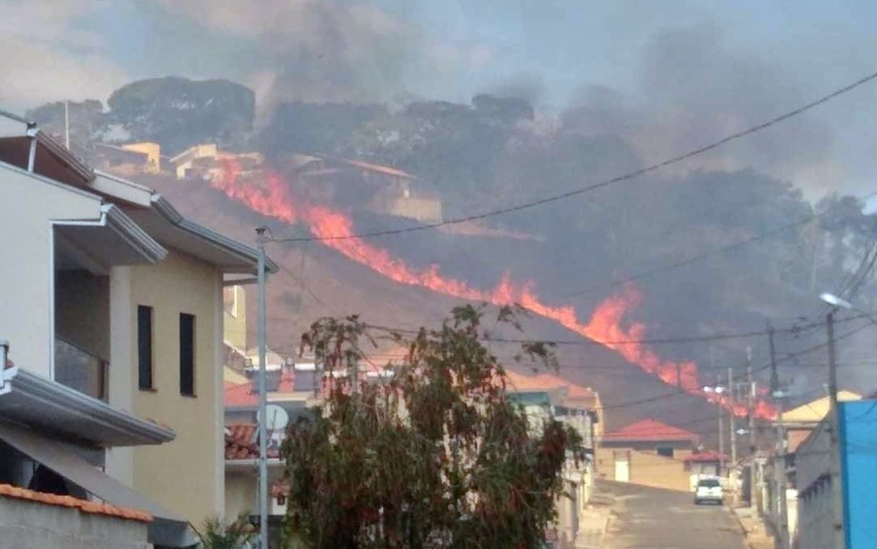 Incêndio em pastagem leva perigo para casas de bairro residencial em Bandeira do Sul — Foto: Divulgação / Prefeitura Bandeira do Sul