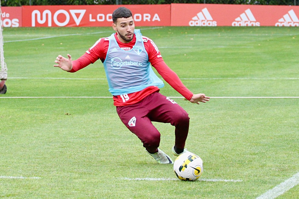 Bustos em treino no CT do São Paulo — Foto: São Paulo FC