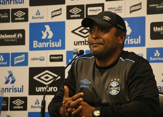 Roger explica testes no ataque e evita confirmar time para estreia do Grêmio