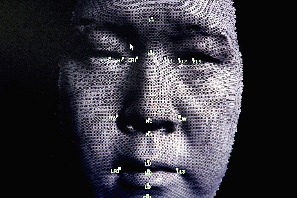 LONDON - OCTOBER 14: A 3D facial recognition program is demonstrated during the Biometrics 2004 exhibition and conference October 14, 2004 in London. The conference will examine the role of new technology such as facial recognition and retinal scans to de (Foto: Getty Images)