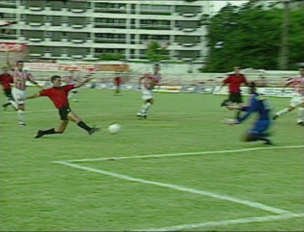 Lance da vitria do bis sobre o Nutico no Campeonato Pernambucano de 2000  Foto: Reproduo