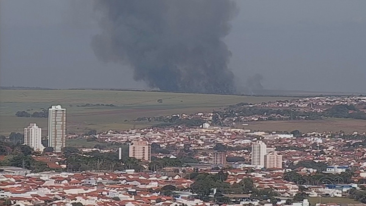 Céu de Jaú é afetado por fumaça escura de incêndio em canavial às margens de rodovia - Vimarsana News