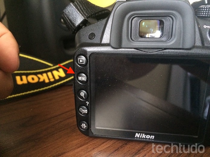 Inicie o menu da Nikon D3200 para ligar o modo monocromático (Foto: Marvin Costa/TechTudo)