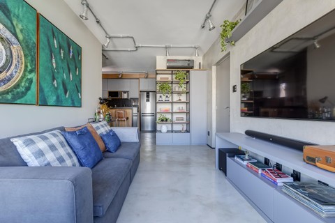 O escritório GAM Arquitetos integrou a cozinha com a sala e a varanda para ampliar a área social, o que também possibilitou deixar o espaço mais iluminado e com ventilação cruzada