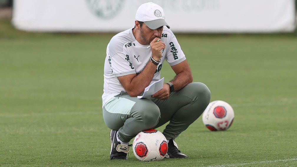 Abel Ferreira busca título inédito pelo Palmeiras contra rival para quem mais perdeu