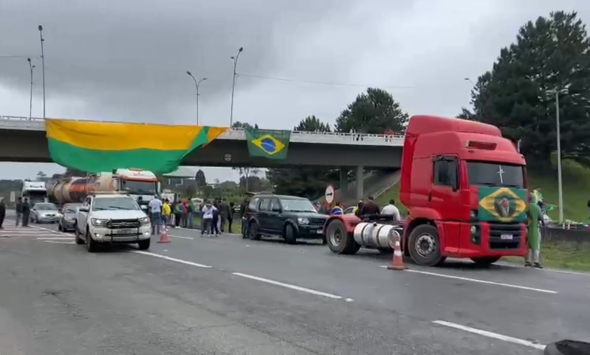 Protestos contra resultado das eleições bloqueia rodovias no Paraná, nesta terça-feira (1º); veja pontos