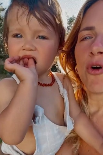 Giovanna Ewbank e filho Zyan. A atriz ainda tem Bless, de 6 anos. As duas crianças são do seu casamento com Bruno Gagliasso (Foto: Reprodução Instagram)