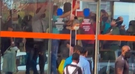 Em BH, mulher fica com a cabeça presa em porta automática de estação (Foto: Reprodução/Instagram)