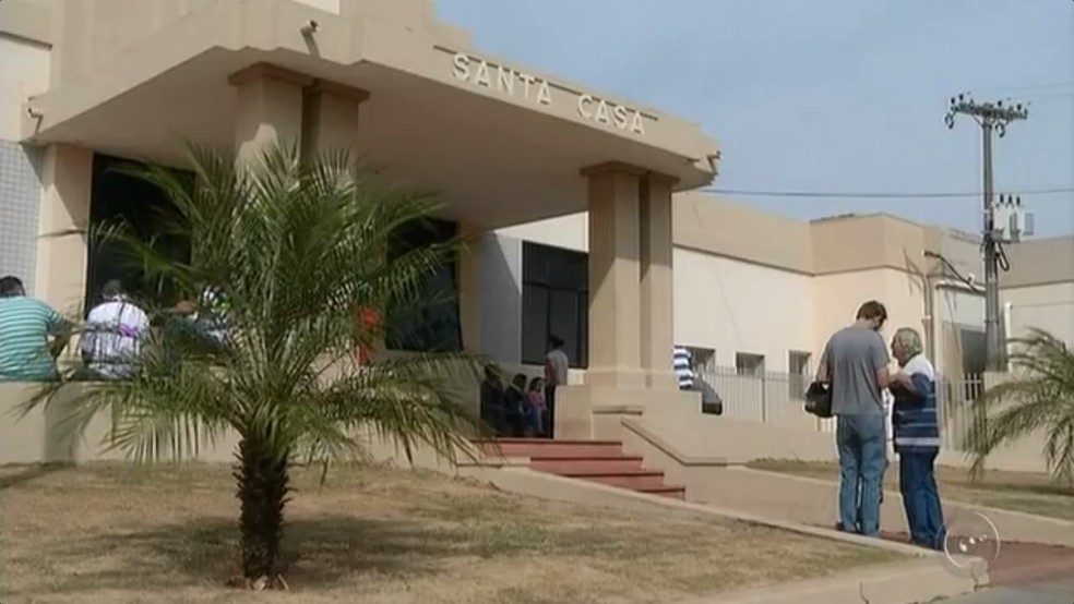 Mulher foi levada para a Santa Casa de Ourinhos (Foto: Reprodução/TV TEM)