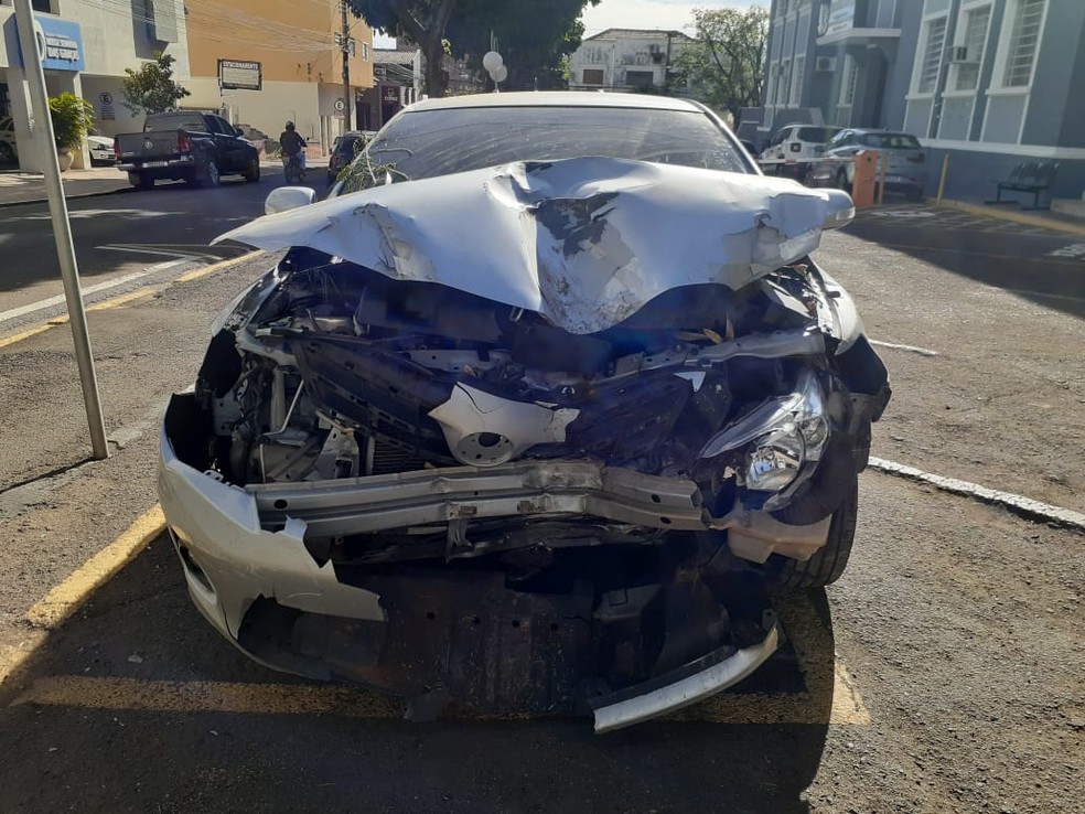 Carro bateu em uma árvore na estrada rural que dá acesso ao Bairro do Gramado, em Presidente Prudente, nesta segunda-feira (19) — Foto: Betto Lopes/TV Fronteira