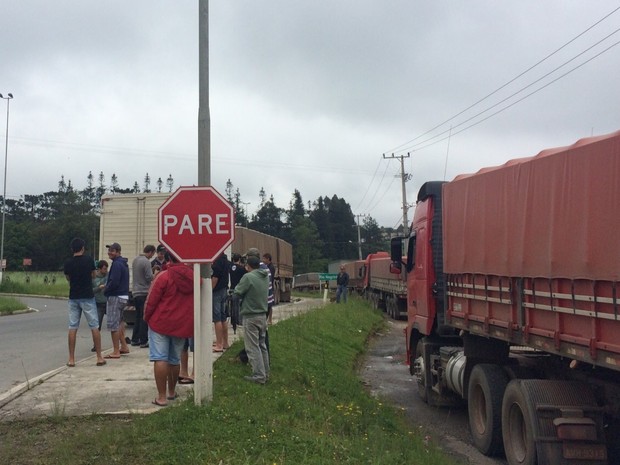 Protesto de caminhoneiros na BR-280 em São Bento do Sul (Foto: Cinthia Raasch/RBS TV)