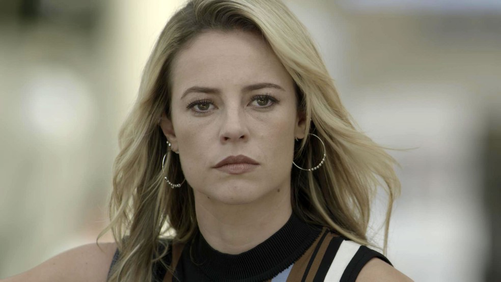 Jeiza fica furiosa ao ver o ex com outra (Foto: TV Globo)