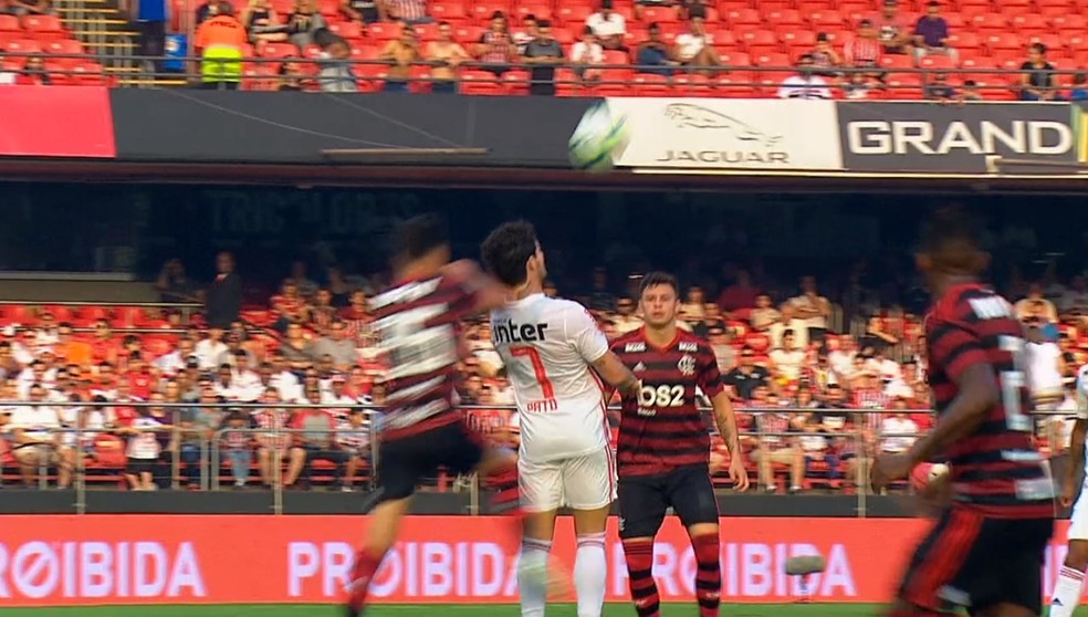 Thuler dá entrada em Pato em São Paulo x Flamengo — Foto: Reprodução