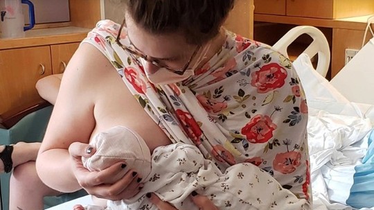 Mulher trans é criticada após revelar que amamenta bebê por indução de lactação