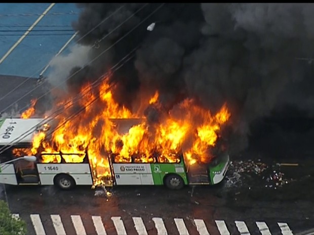 Ônibus é incendiado em Taipas (Foto: Reprodução/Globo News)