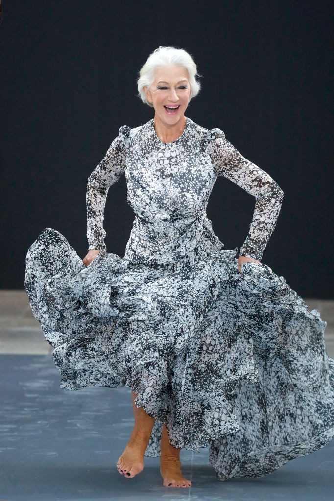 Helen Mirren desfila descalça na semana de moda de Paris (Foto: Getty Images)