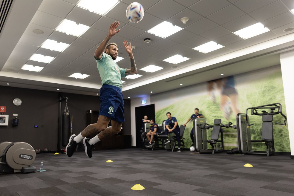 Neymar cabeceia em treino no hotel da Seleção no Catar — Foto: Lucas Figueiredo / CBF