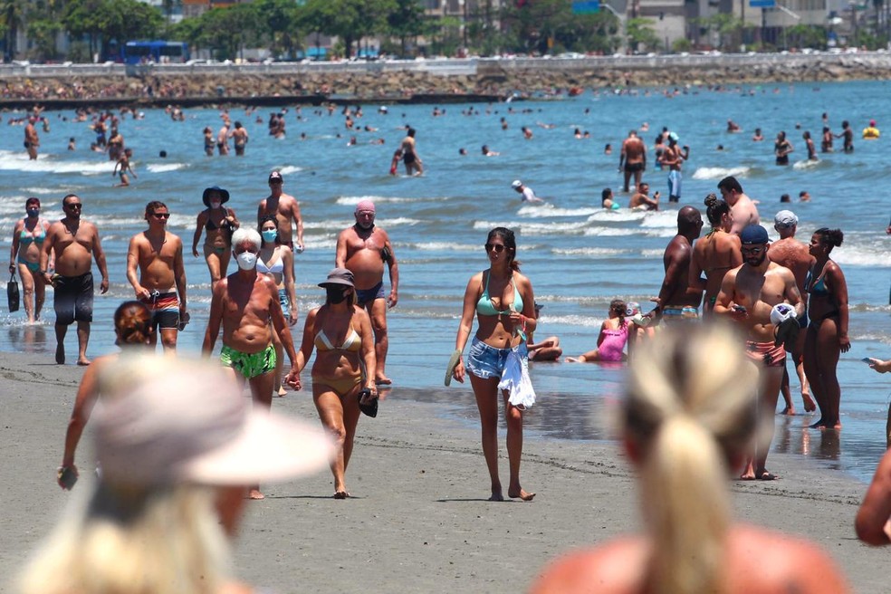 Banhistas foram às praias de Santos, SP, neste domingo — Foto: Matheus Tagé/Jornal A Tribuna