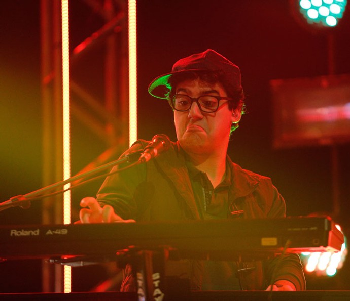 Henrique se empolga nos teclados (Foto: Pedro Carrilho/Gshow)