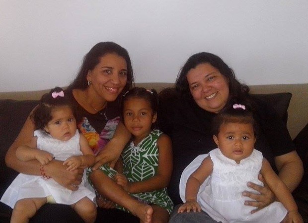 O casal Jully e Monica e as filhas Maria Laura, Maria Clara e Maria Carolina (Foto: Cortesia Monica Azevedo)