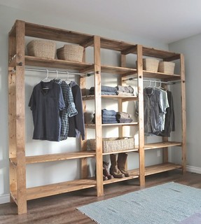 Faça seu próprio closet usando apenas ripas de madeira. Simples, barato e rústico. O varão para os cabides foi perfeitamente encaixado. Encontre em lojas de ferragens! Foto: Pinterest