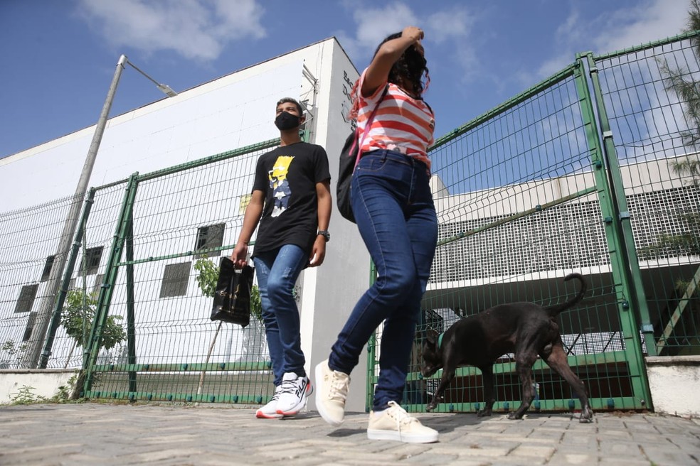 Alunos deixam salas de aulas em horários diferenciados para evitar aglomeração na saída — Foto: José Leomar/SVM