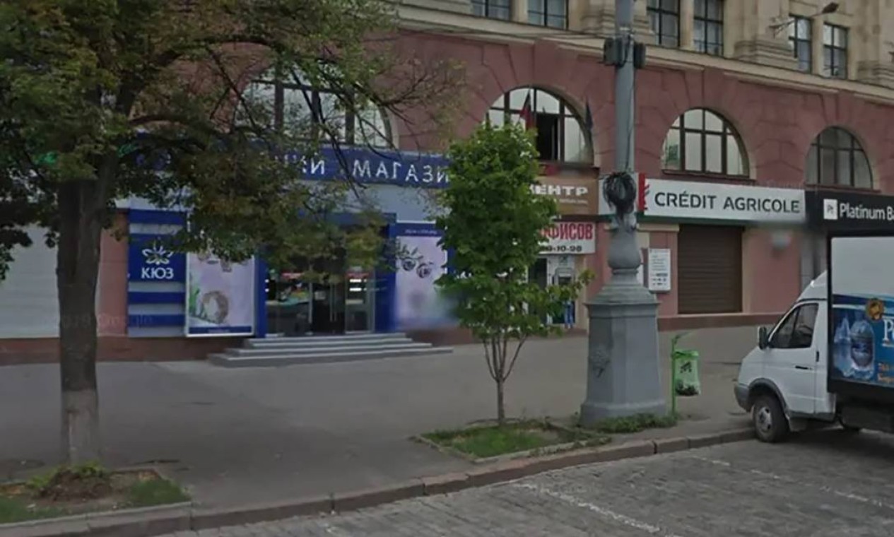 Joalheria perto do prédio administrativo estadual regional de Kharkiv, na Praça Svobody  — Foto: Google