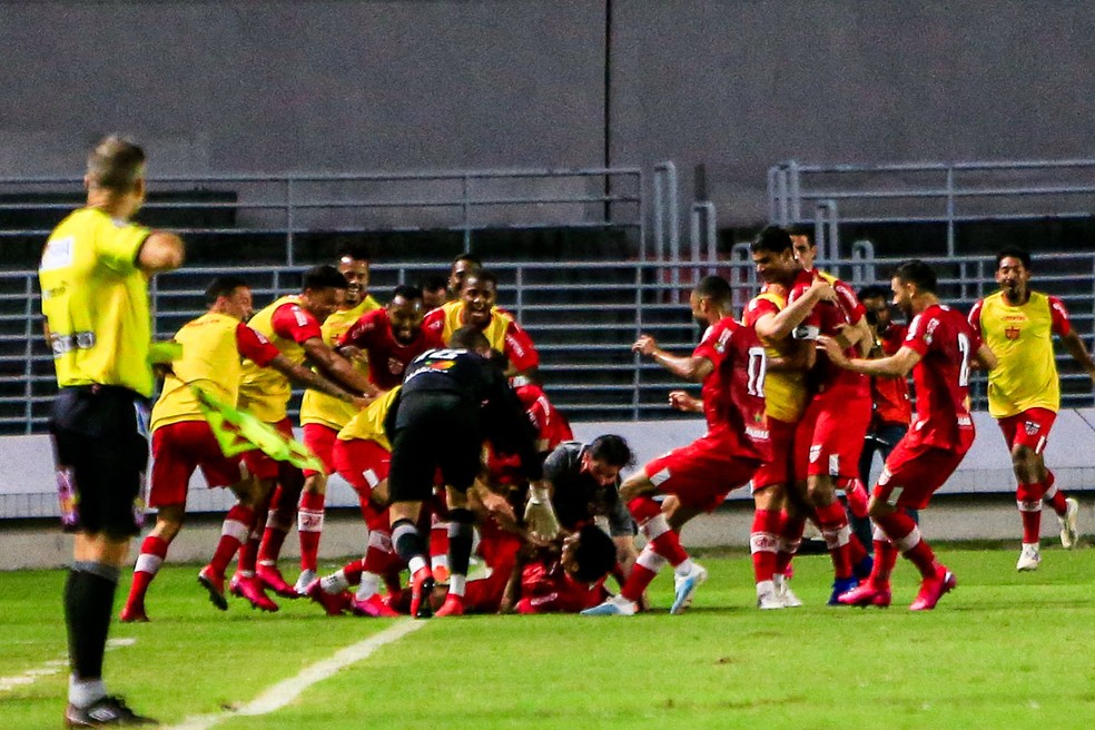 Jogadores do CRB comemoram o gol de Igor Cariús no clássico — Foto: Ailton Cruz/Gazeta de Alagoas