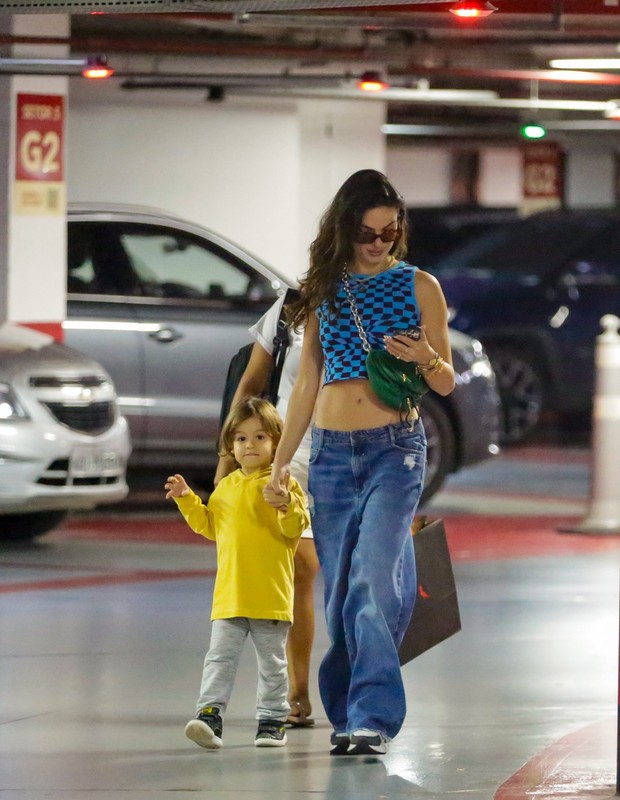 Isis Valverde passeia em shopping com Rael (Foto: Victor Chapetta/Agnews)
