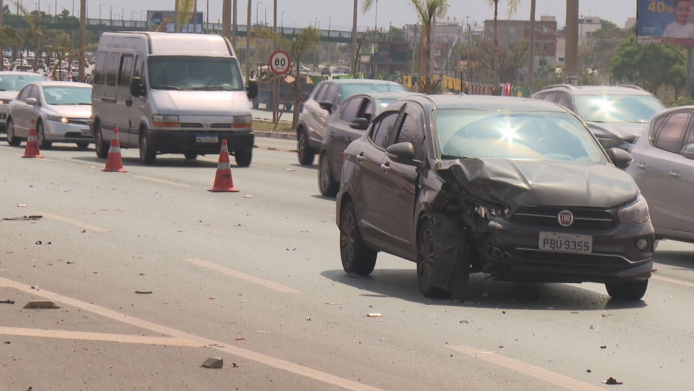 Carro que se envolveu em acidente na EPTG, no DF — Foto: TV Globo/Reprodução