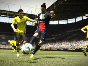 Ibrahimovic chuta ao gol em 'Fifa 15' (Foto: Divulgação/Electronic Arts)
