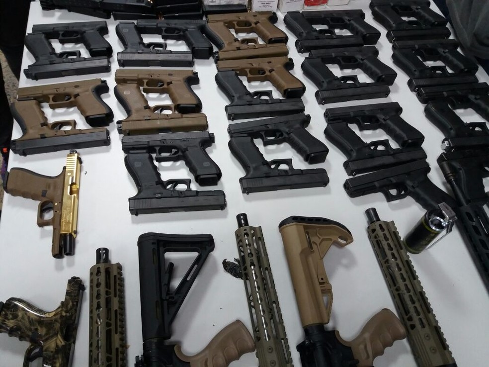 Pistolas apreendidas pelos agentes da PRF (Foto: Divulgação)