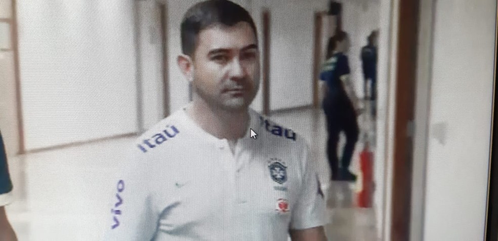 Presidente da Federação de Futebol do Distrito Federal, Daniel Vasconcelos, durante prisão no Estádio Mané Garrincha, neste sábado — Foto: TV Globo/ Reprodução