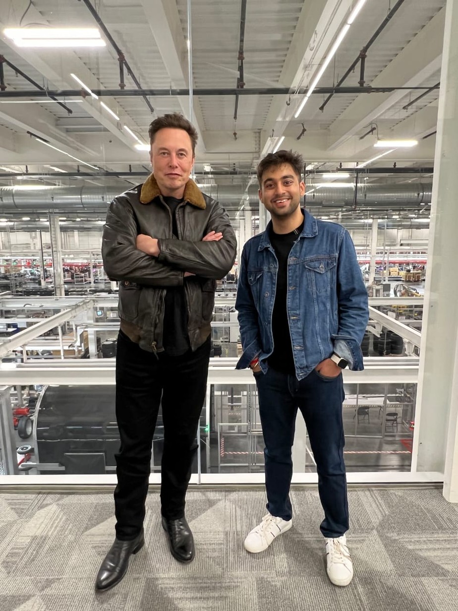 Elon Musk se encontrou pessoalmente com Pranay Pathole, fã indiano com quem conversava pelo Twitter há quatro anos