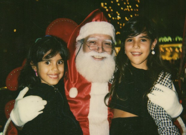 Camilla e Wanessa Camargo entre Papai Noel na infância (Foto: Arquivo pessoal)