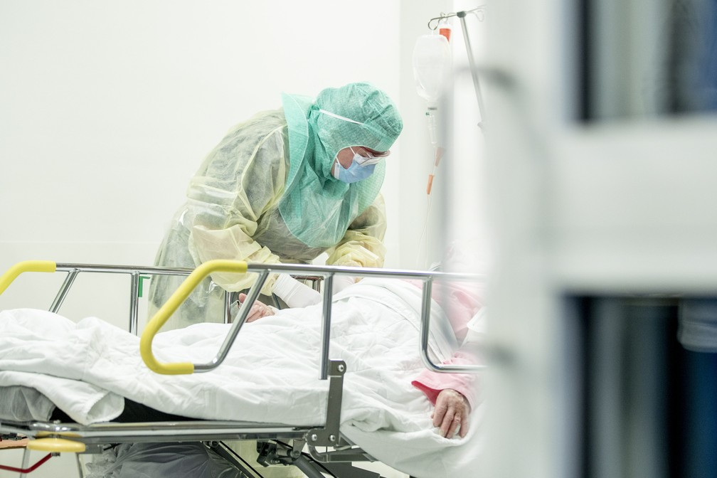 3 de abril: agente de saúde em equipamento protetor tira amostra de paciente possivelmente infectado com Covid-19, doença causada pelo novo coronavírus, em Turku, na Finlândia. — Foto: Roni Lehti / Lehtikuva / AFP