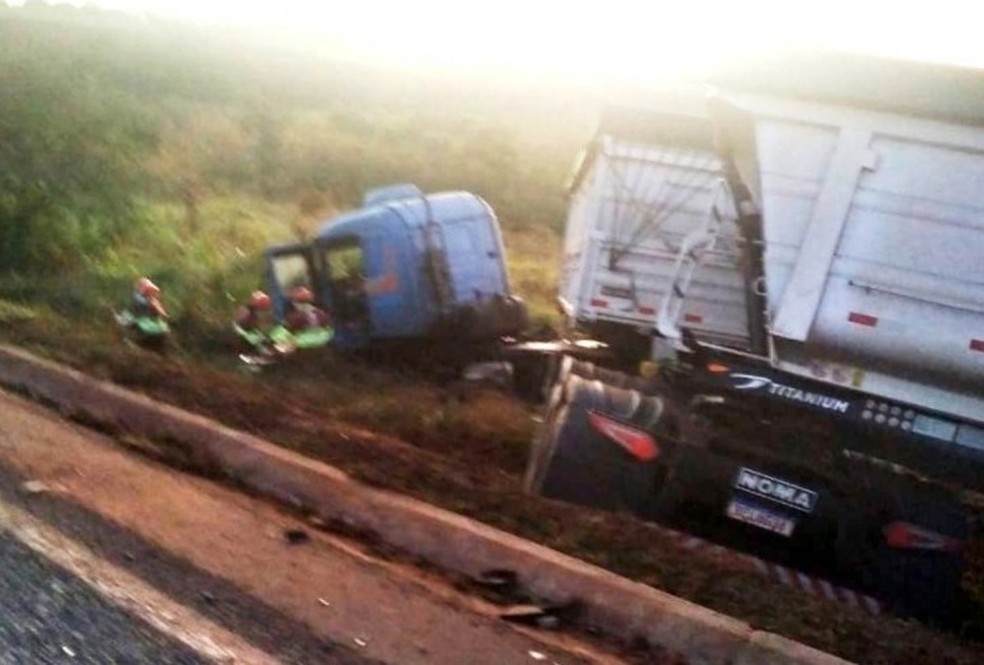 Com o impacto da batida, o eixo dianteiro do caminhão quebrou, fazendo o motorista perder a direção do veículo e sair da pista.  — Foto: TáNaMídia Naviraí/Reprodução