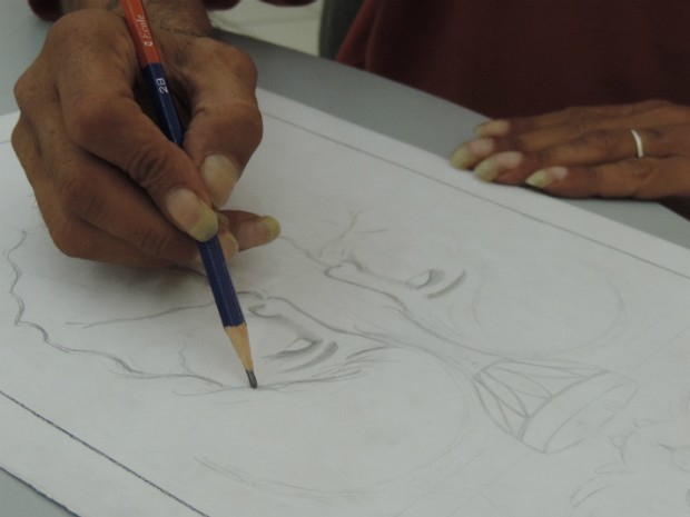 Sidney fez cursos de pintura e desenho na adolescência e recentemente (Foto: Caio Gomes Silveira/ G1)