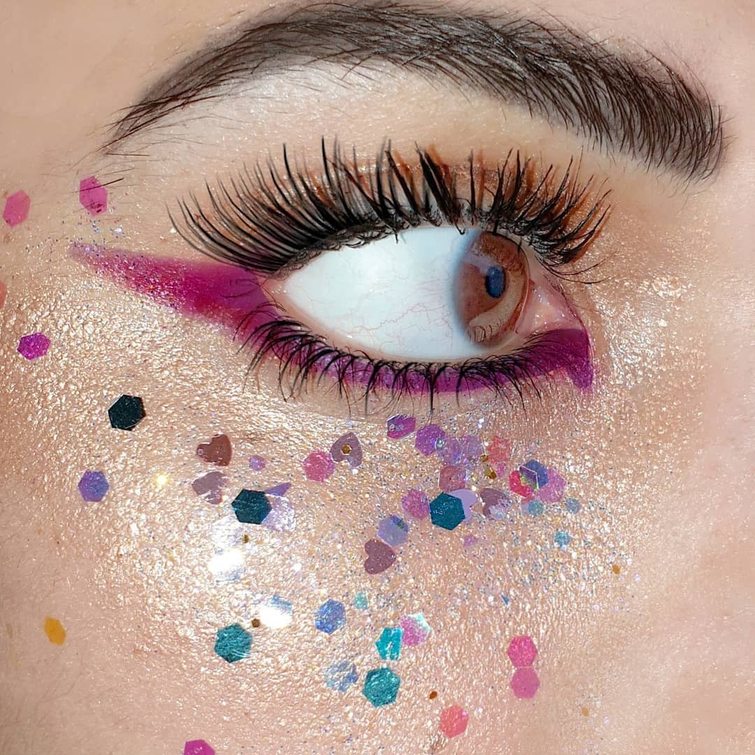 Maquiagem carnaval com Glitter (Foto: Reprodução / Instagram @naghamkamel)