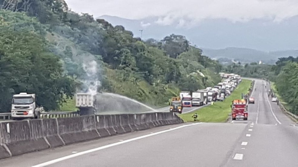Carreta De Hidrogenio Pega Fogo E Interdita A Rodovia Regis Bittencourt Santos E Regiao G1