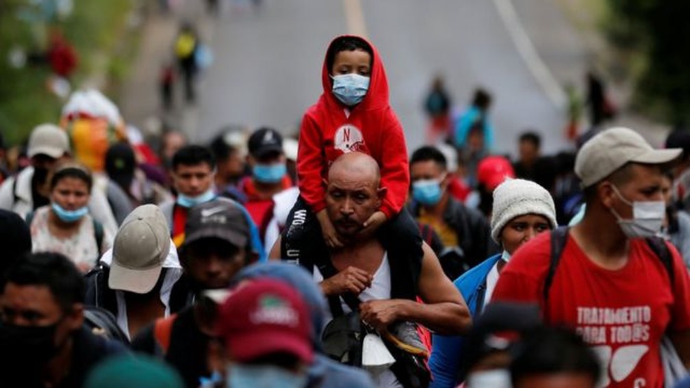 Segundo as autoridades, cerca de 6 mil migrantes integram a caravana — Foto: Reuters/BBC