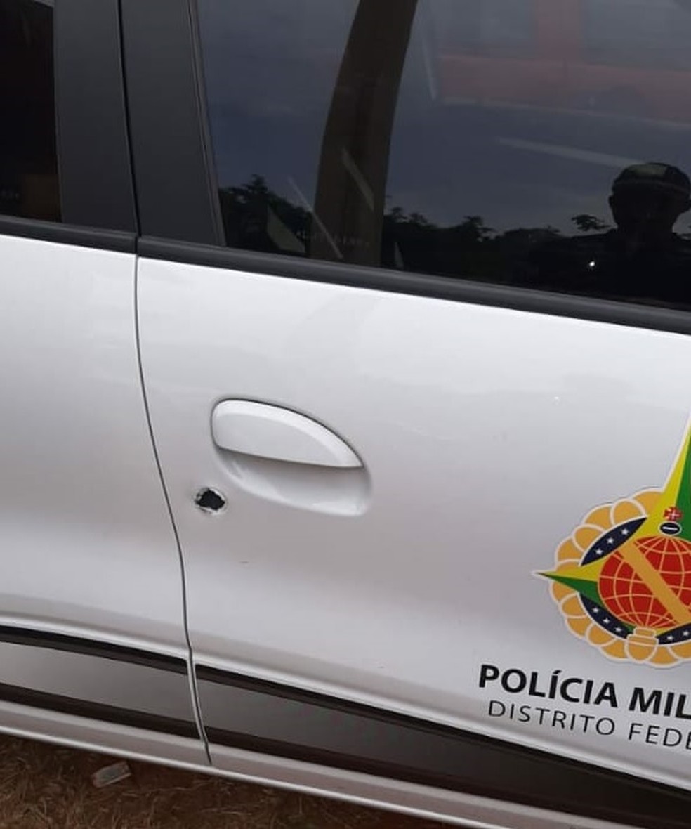 Assaltantes arrombam carro da PM no DF — Foto: Polícia Militar/Divulgação