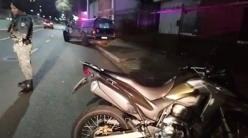 VÍDEO: Com fita isolante na placa, motoqueiro inabilitado foge de abordagem e sofre acidente em MG