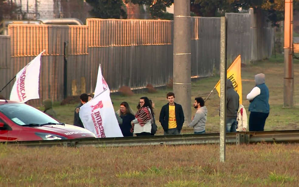 Manifestantes na porta da Replan na manhã desta quarta-feira (Foto: Reprodução/EPTV)