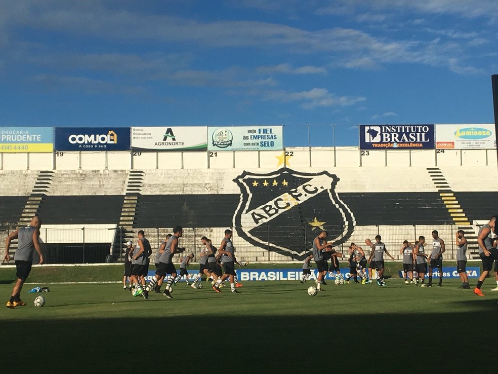 ABC treinou com novidades para a partida contra o lÃ­der AtlÃ©tico-AC (Foto: Leonardo Erys/GloboEsporte.com)